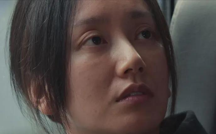 由于谢鸿飞畏罪跳崖，洪亮被撤去副组长一职，上级要求他即刻回单位接受调查并说明情况
