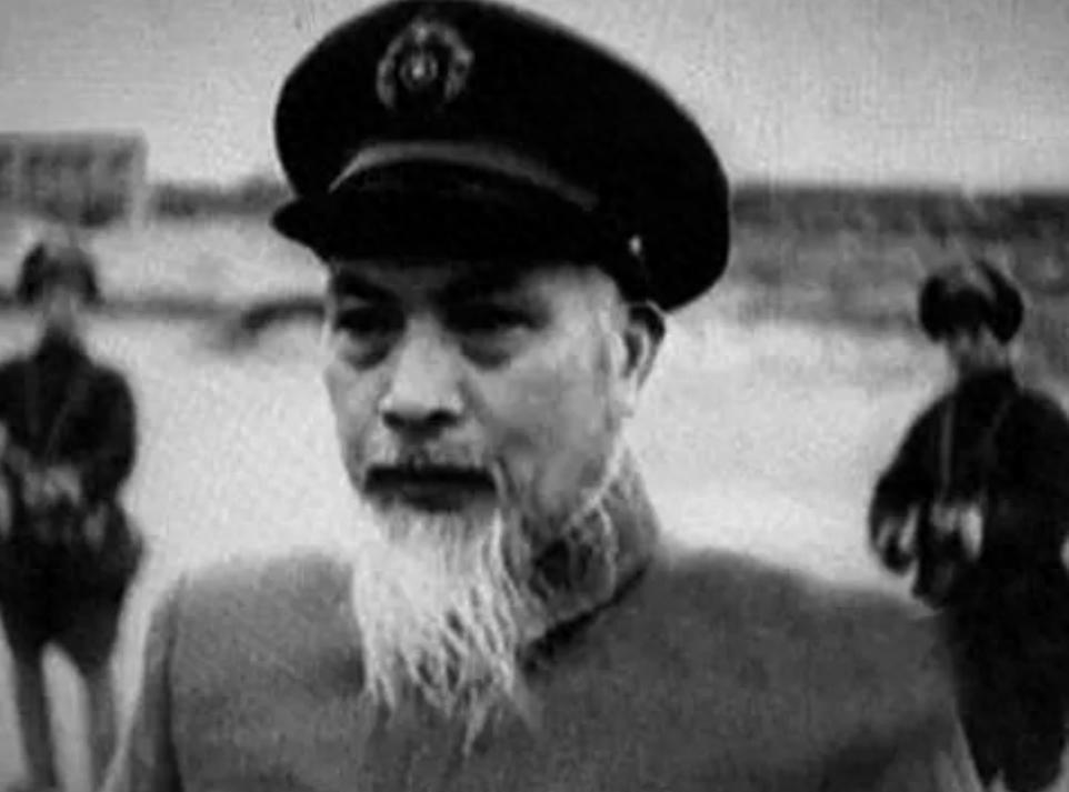 1976年范汉杰去世，数年后子女回国，将他的骨灰分别安葬在两个地方1948年1