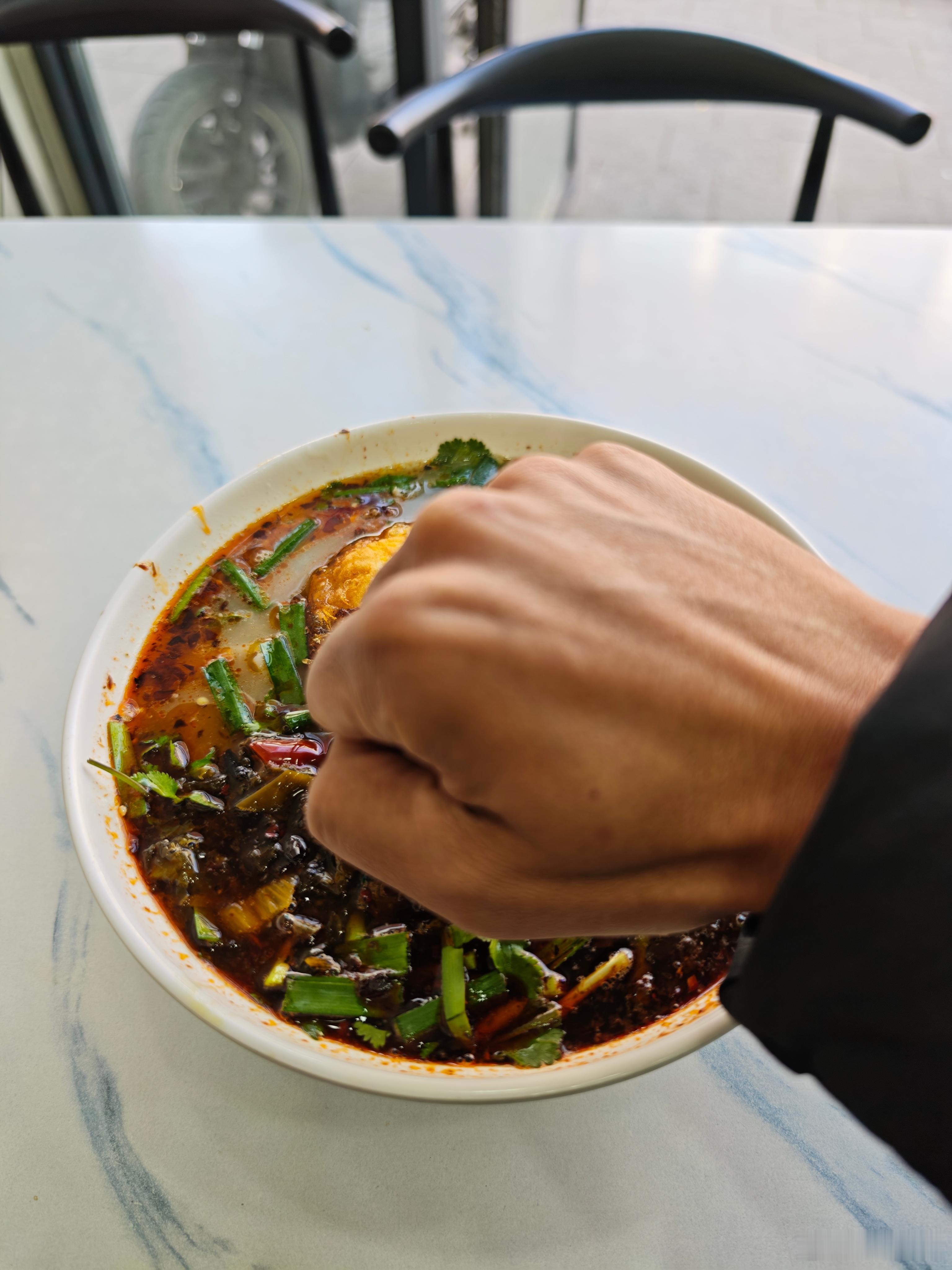 23块+3块钱煎蛋的大碗羊肉粉这么大碗川西的物价比云南便宜多了！