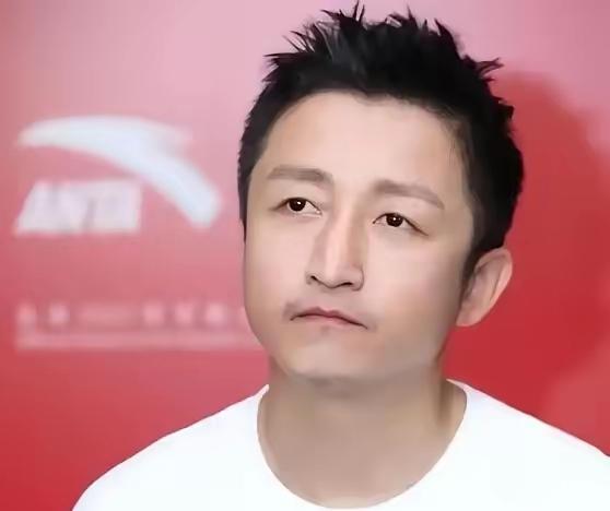 网友都劝邹市明离婚，要他学学王宝强，这几天邹市明成了全网最烦的人，烦恼三千丝。