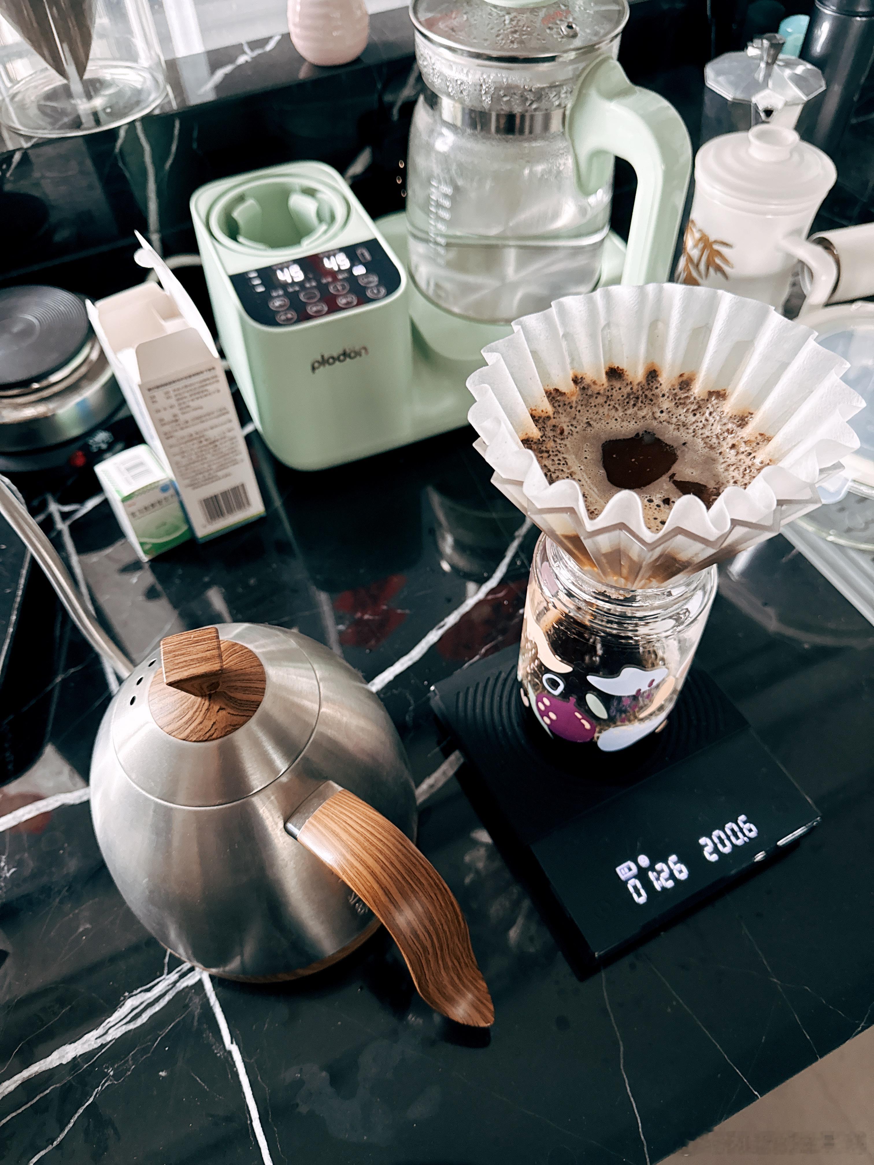 最近都是早起10分钟冲一杯咖啡带着出门喝（其实囤的豆子有点多，不抓紧喝就浪费了）