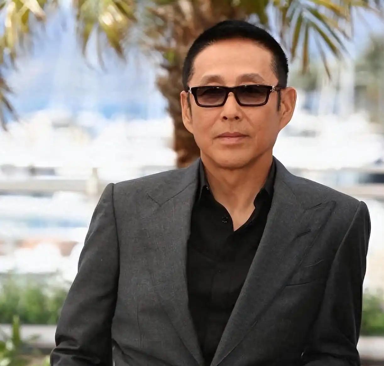 陈道明说：“别人爱不爱你不重要，真的不重要，甚至父母爱不爱你不重要，亲人爱不爱你