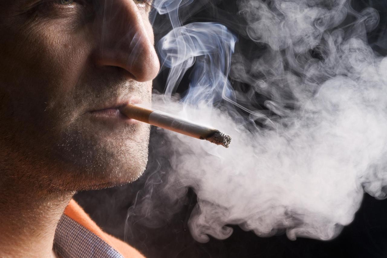 医生：早上起床爱吸烟的人，若有这些表现，脑梗离你已经不远了！ 清早一支烟，脑