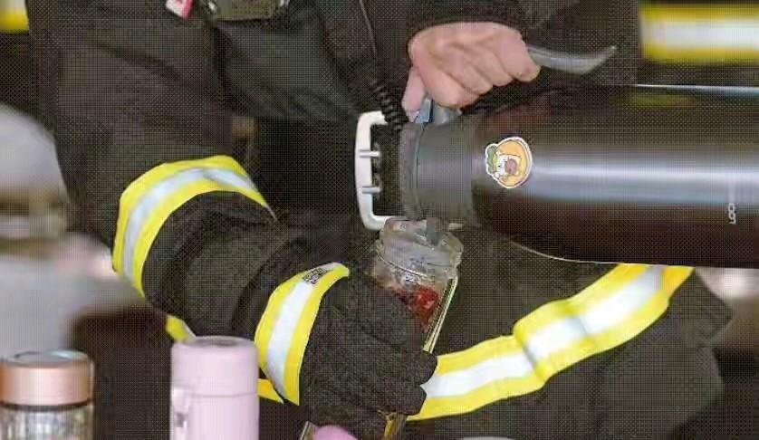 一摇就爆炸！保温杯竟是“安全杀手”，有多人中招，建议转发父母。前两天听说个吓