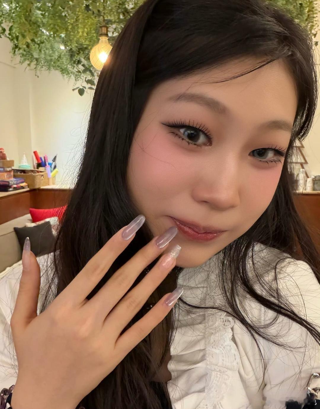 沈佳润请的化妆师很贵吧，你瞧瞧，这眼妆画得神似倪妮的眼。​​​