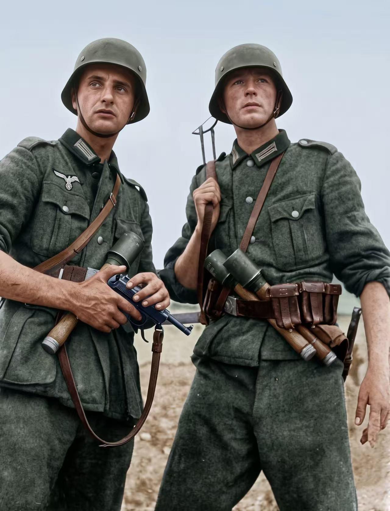 1940年，西欧战场，两名德军士兵历史留影！他们穿着标准的德军野战制服，右胸口