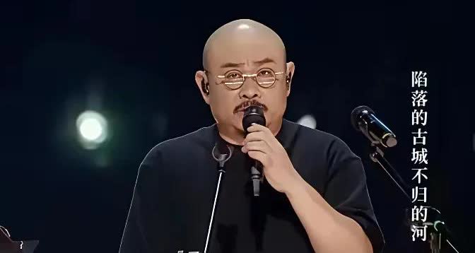 刀郎不愧为是一代刀神，当记者问他云朵的时侯，脸上流露出一种失望的表情，瞬间一笑而