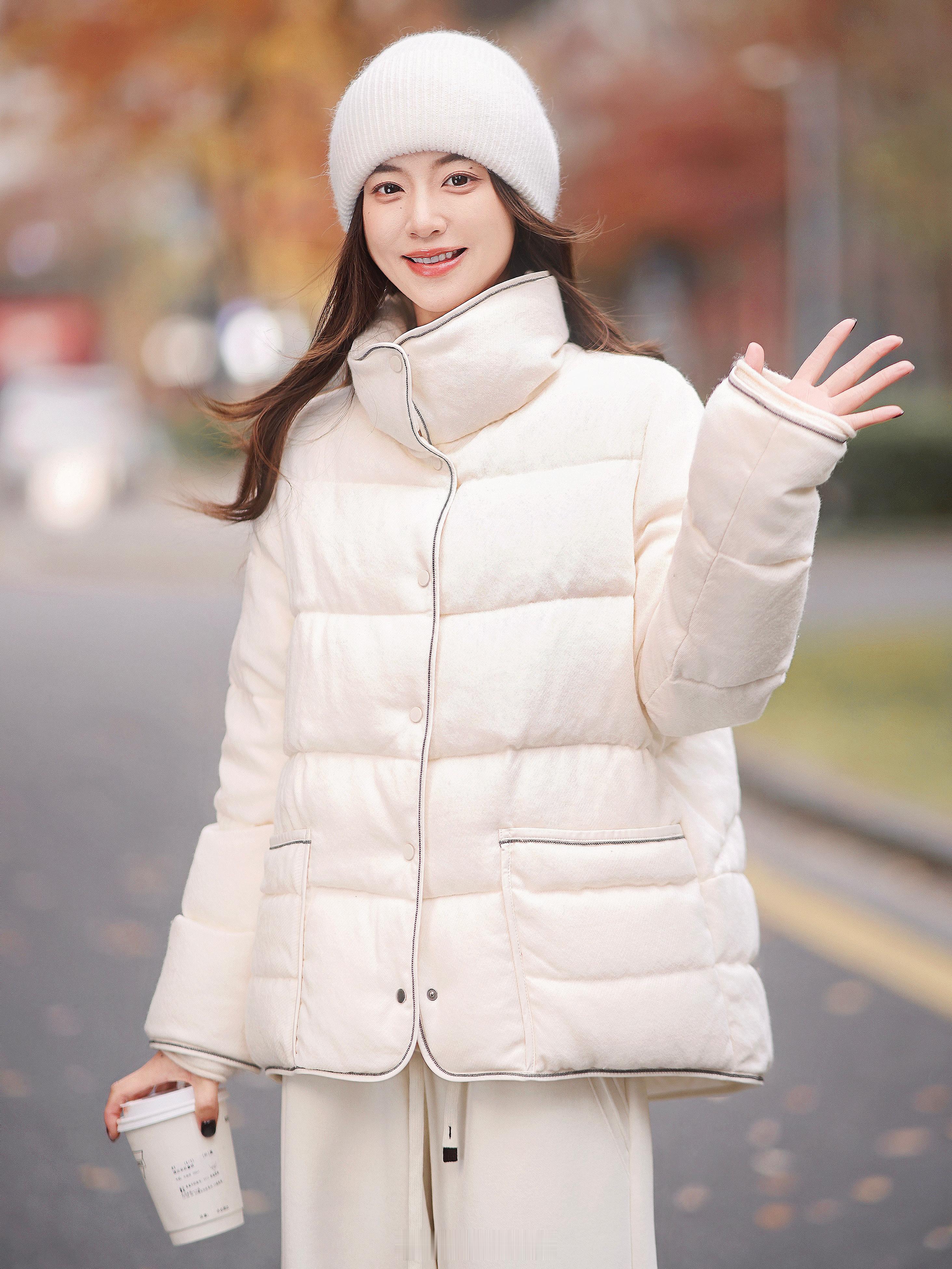 是谁喜欢的白色系鹅绒服？面层精纺羊毛+90白鹅绒填充那种软暖蓬蓬的手感绝了！