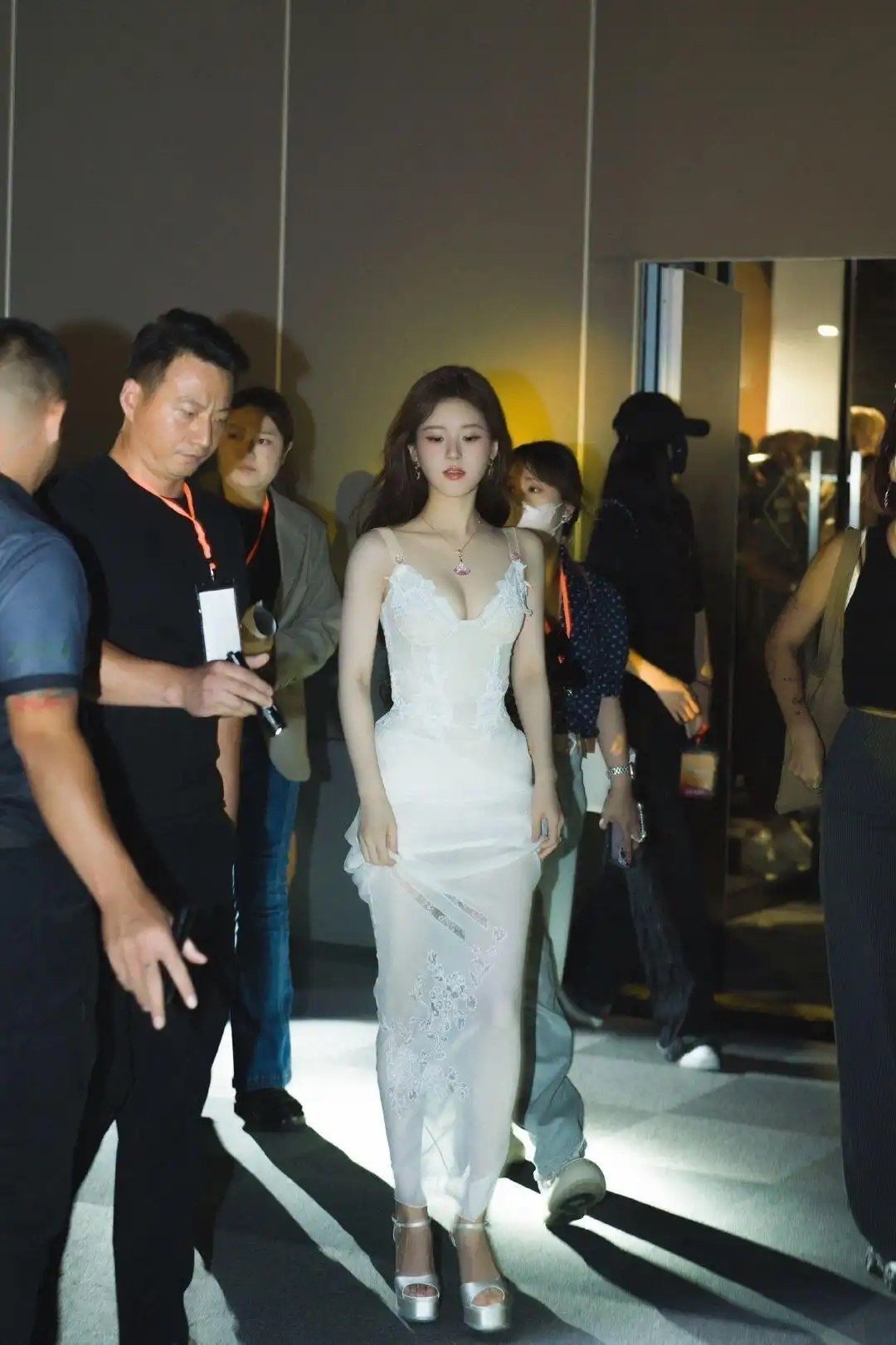 粉丝说这张大概是最接近赵露思本人的图了​​​