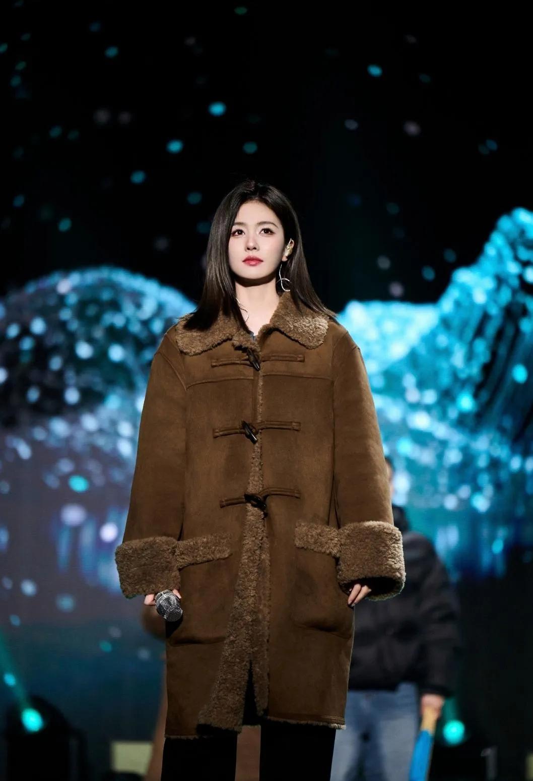 🍂救命！白鹿的冬日大衣穿搭也太会了吧！棕色毛绒领款直接封神，宽松版型藏肉又显