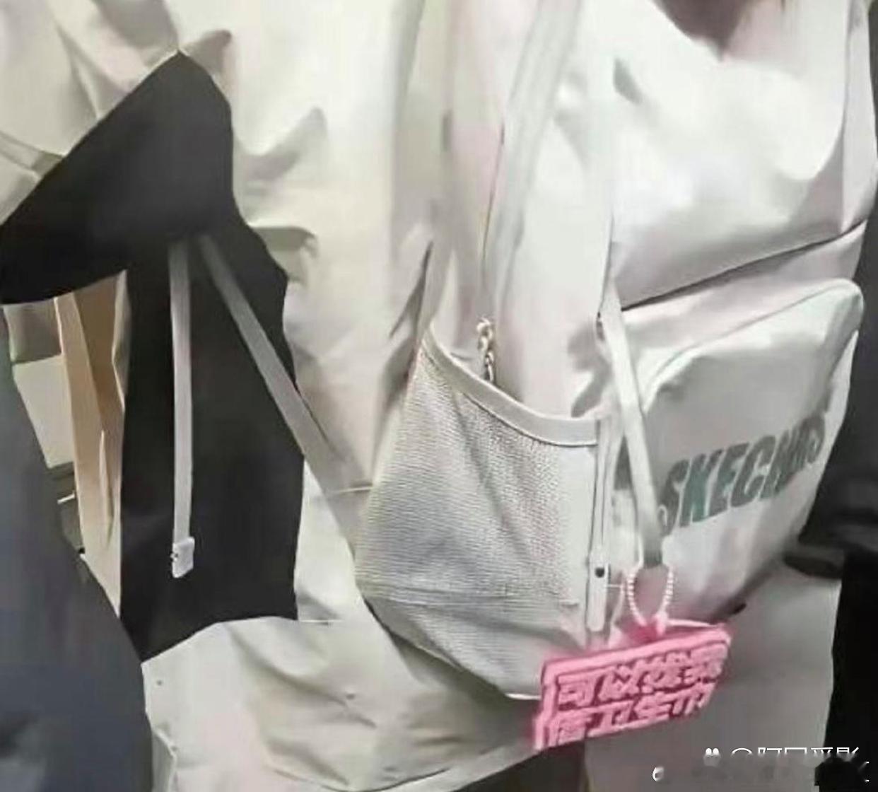 地铁上看到的，现在的小姑娘也太勇敢了！​​​