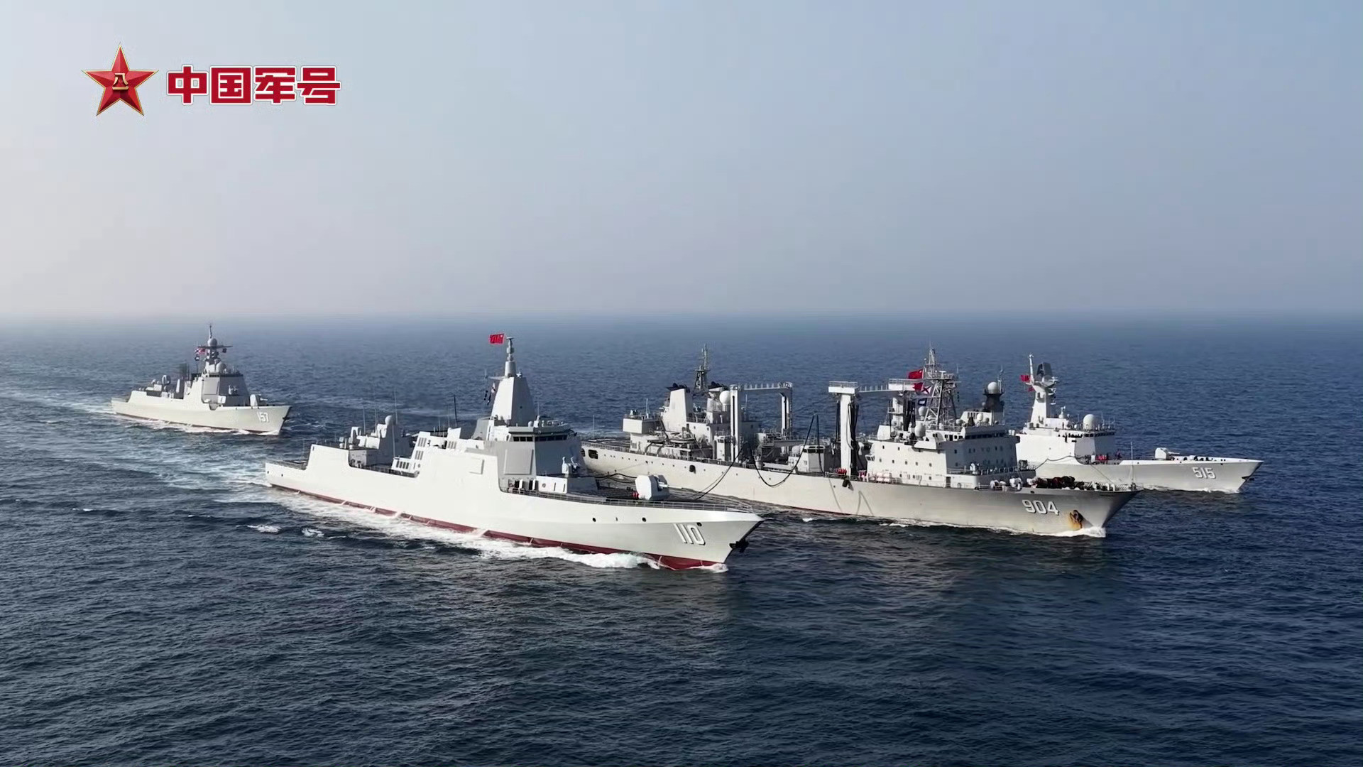 第二批最新055正在补给。图里这3艘船，其中055和后面052D是可以发射鹰击-