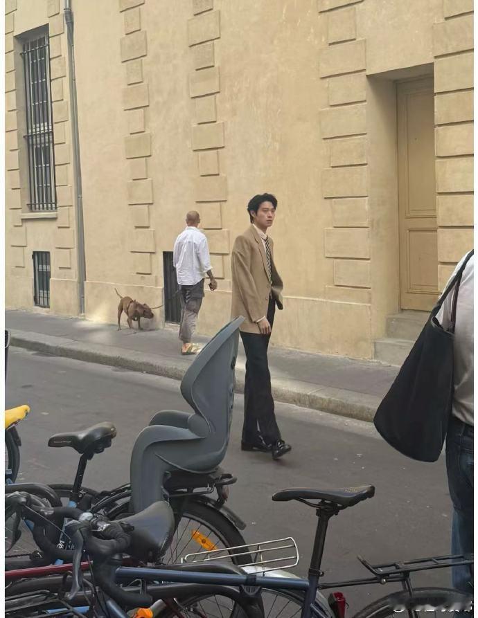 魏大勋的腿像开了长腿特效魏大勋巴黎街头被偶遇，这腿是真实存在的吗？生图直出都像精