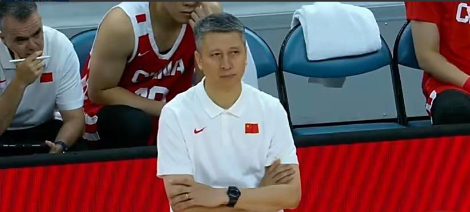失望！中国男篮主力球员在场上胡打、乱打，郭士强忍无可忍，马上将其换下，并且进行了
