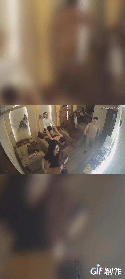 一男子按摩期间发生意外男子正在按摩,按着按着技师不见了,男子赶紧下床查看原来