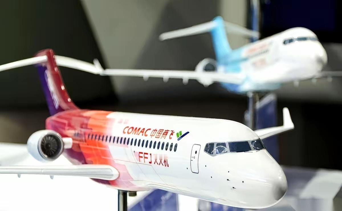 刷到个帖子，差点没把我笑死。说咱们的C919飞到迪拜去，那客舱跟苏联拖拉机似的