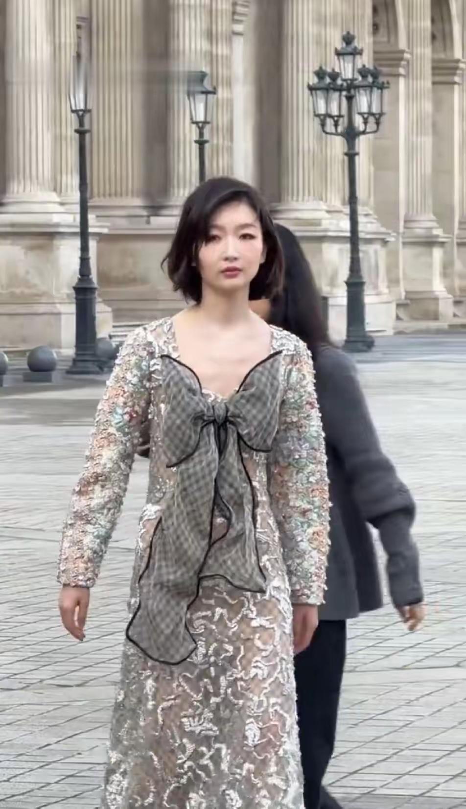 周冬雨明明长得那么漂亮，可这走路姿势实在难看。这次她穿着一身LV去巴黎看秀，