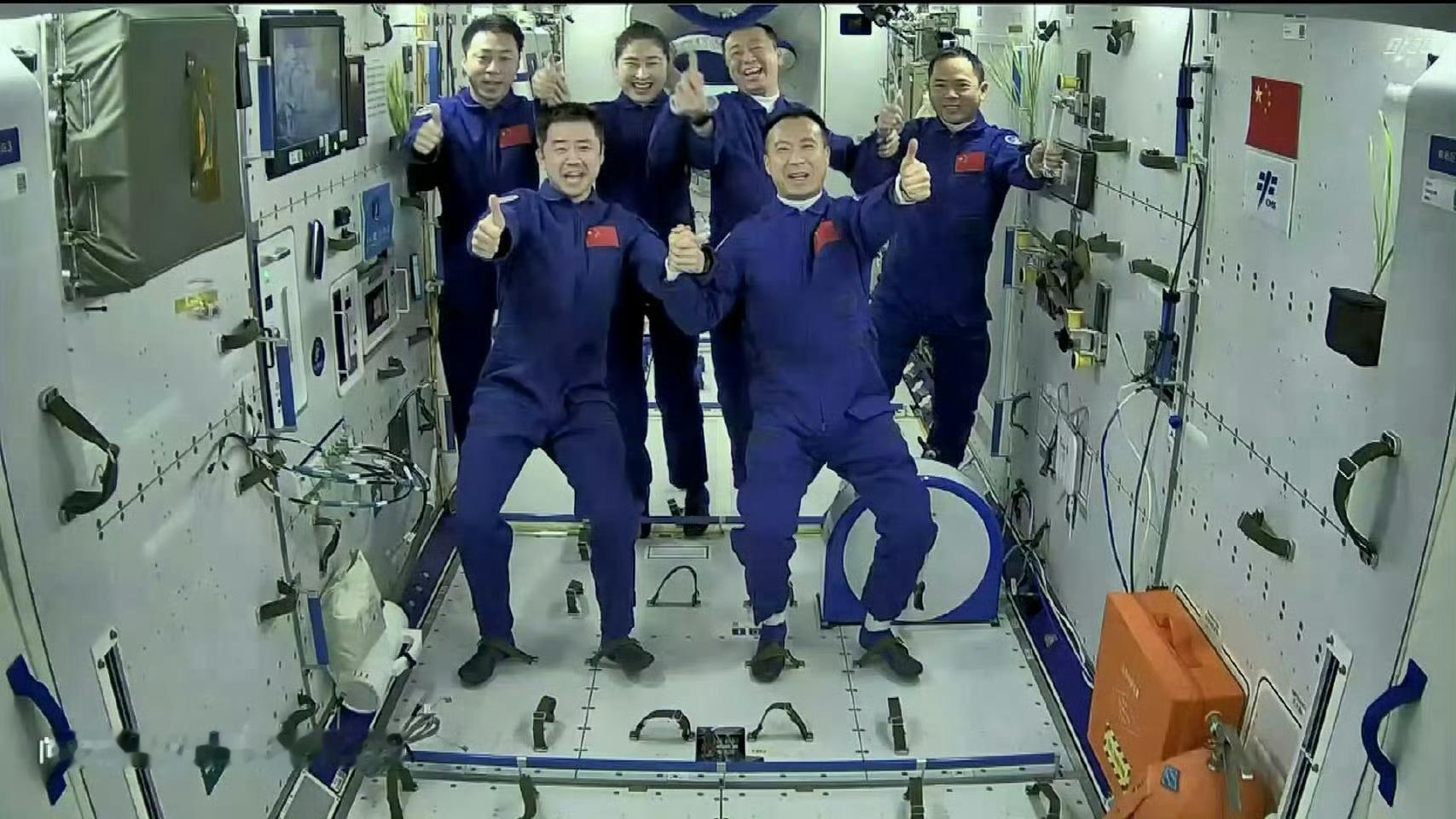 中国人有7张太空全家福了这个“欢迎队友”以后会进入国家博物馆！[666][666