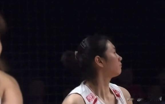 李晨瑄拦网成功后这个眼神和表情神似“北长城”颜妮！决胜局中国女排11-11美国女