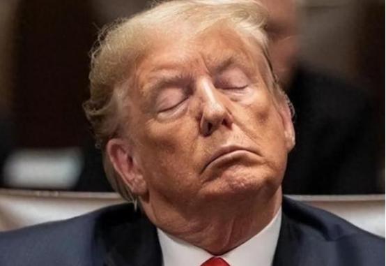 一艘装着美国卖给台湾第一批军火的货轮，正往台湾海峡开过来。美国那边放出狠话，说要