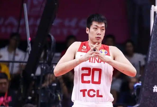 【任骏飞退役转行大学老师】广东宏远老将任骏飞正式退役了！35岁的他上赛季还是CB