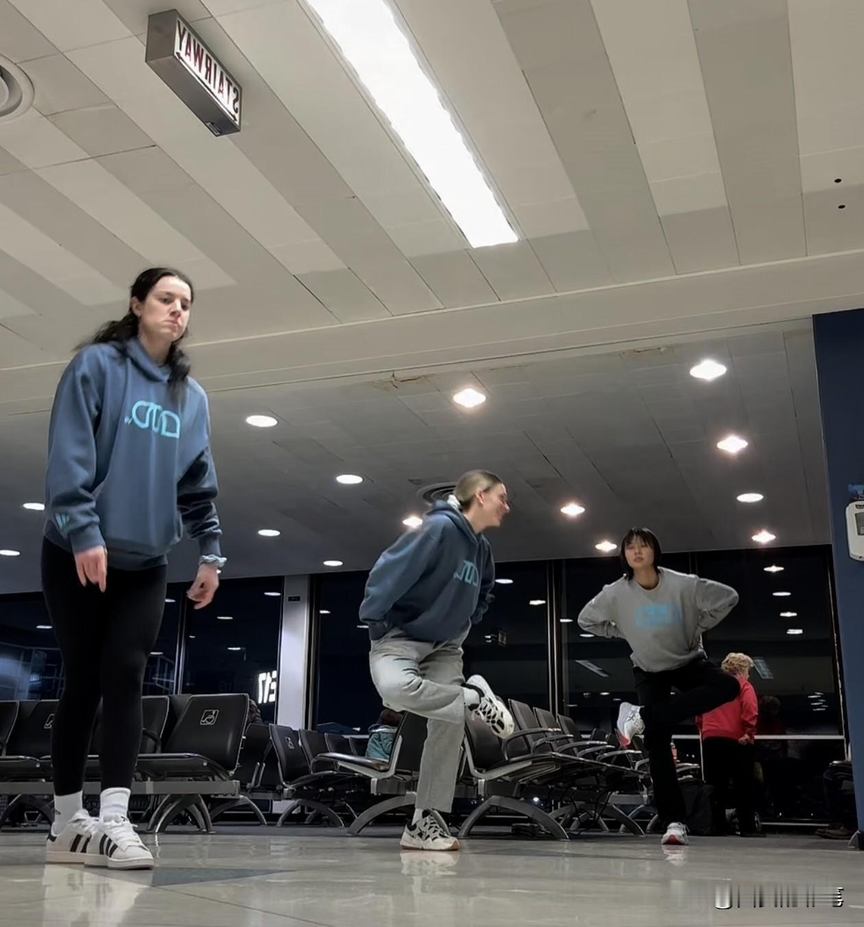 来看看，龚翔宇和队友做什么好玩的运动[呲牙笑]瞧，在机场，龚翔宇和队友也闲不下来