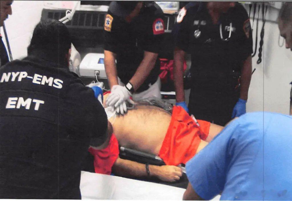 爱泼斯坦去世后拍摄的照片被曝光。爱泼斯坦自缢后甲状软骨几乎完全骨折爱泼斯坦案剩余