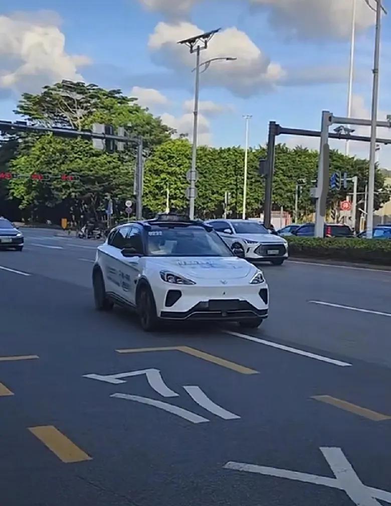 在深圳坐萝卜快跑实录：5块5跑14公里超划算，但这3个“一言难尽”得提前知道