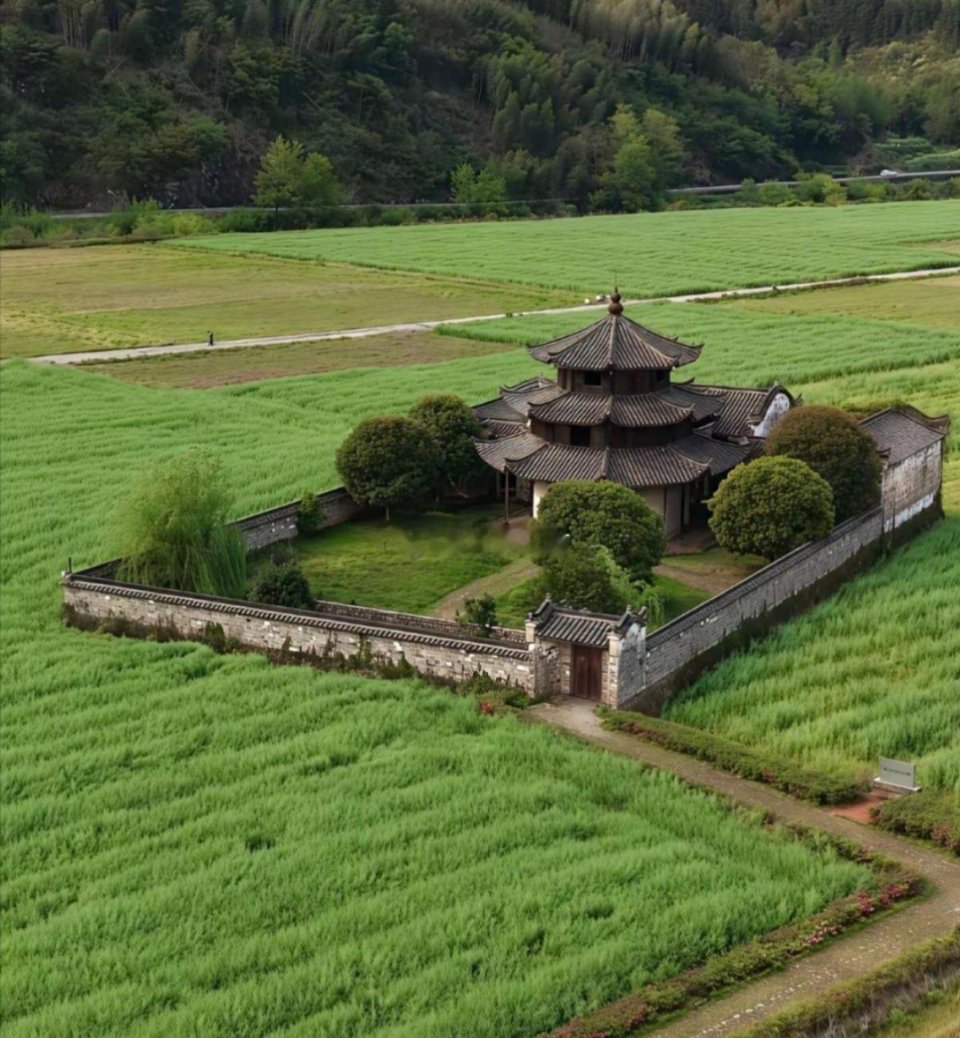 这生活环境，这房子不开发成旅游景区可惜了。