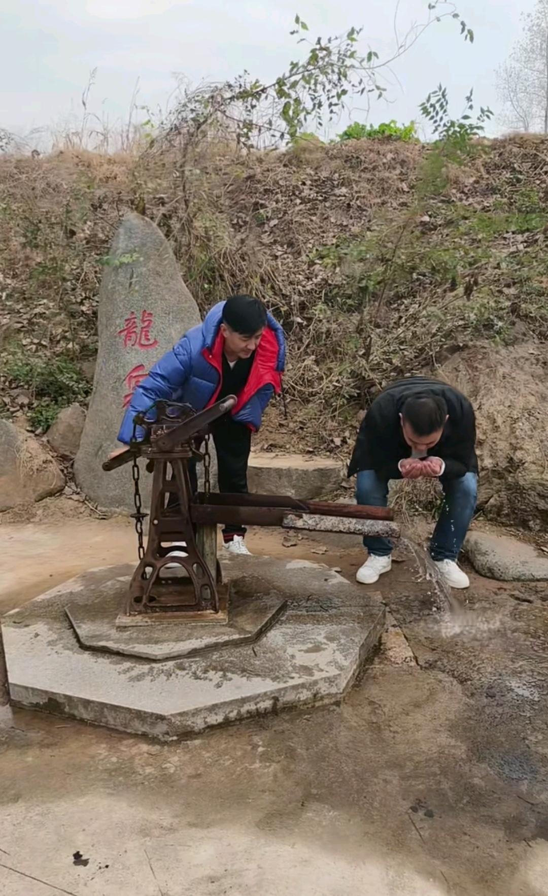 11月23日，演员郭晓东回山东农村老家了，这次回老家，他站在一龙泉打水处，打水的