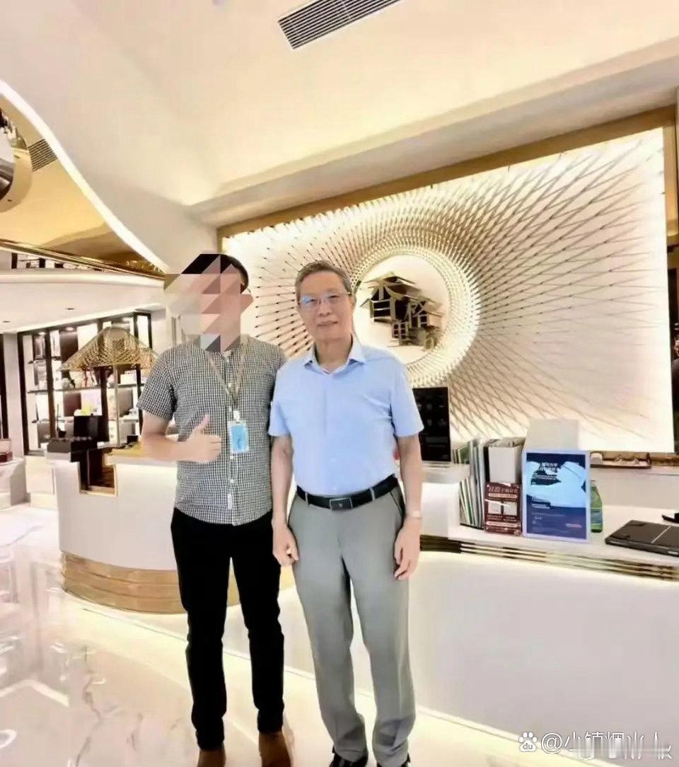 90岁的钟南山院士，精神健硕，真看不出是90岁的老人，像个年轻人，好可怕。​​