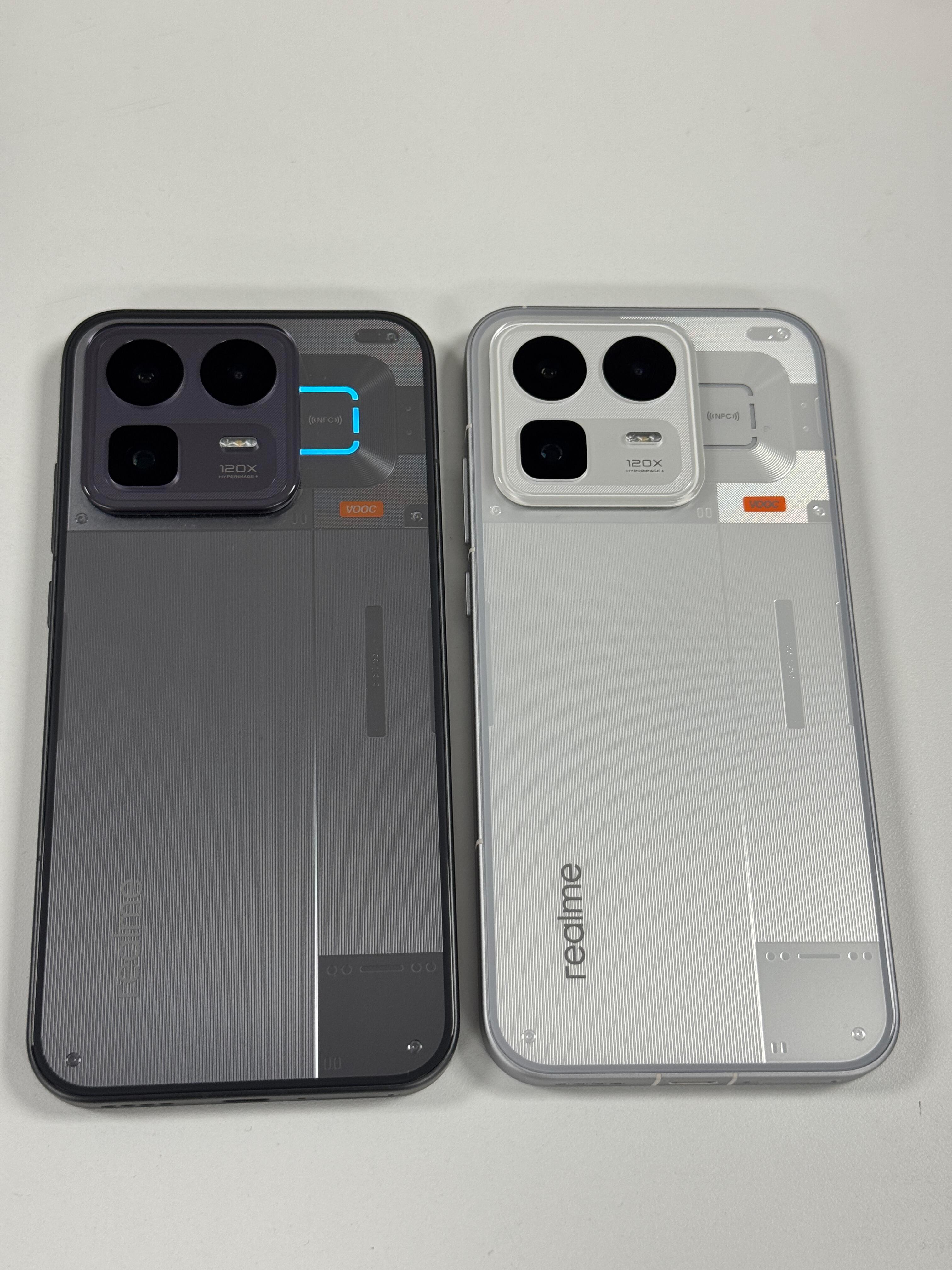 真我neo8作为回归OPPO后的首款机型，质感比预想中扎实。金属边框处理得不错，