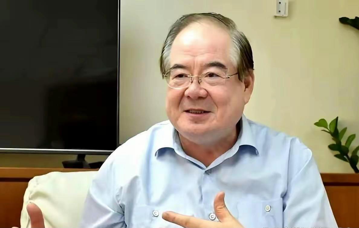 国民党副主席李乾龙，77岁了，前两天干了一件事：他死活不要人扶，自己一步一步，爬