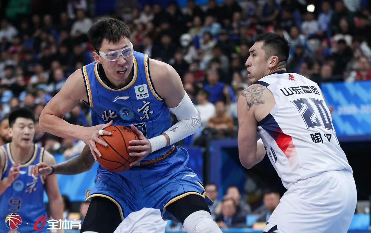 北京队最近4场比赛输了3场，输山东、深圳、山西，只赢了江苏4分。只要看看周琦就