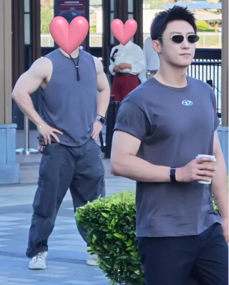 黄景瑜把自行车拎出了纸片感黄景瑜单手拎自行车自律造就强大实力，长期健身沉淀下来的