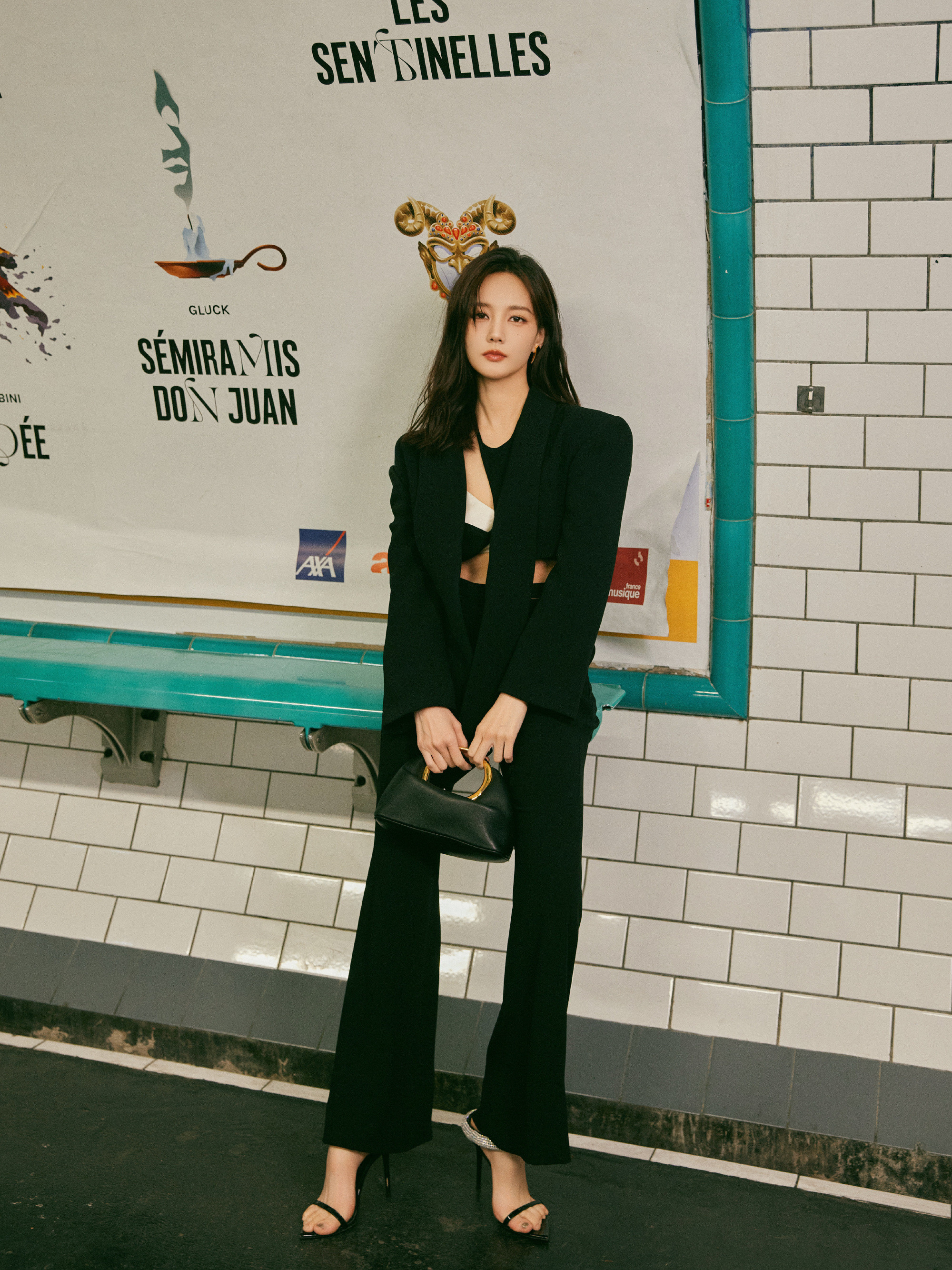 李一桐，墨镜黑色西装少女，酷感十足​​​