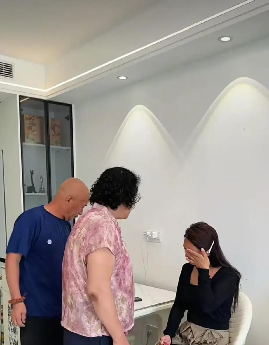 那天在客厅，儿媳妇急得满手是汗，硬着头皮跟公公说：“爸，我妈病了急需两万块住院费