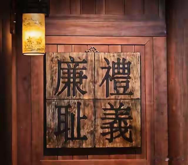 连家底都不敢亮，凭什么管百姓的钱袋子？道理很朴素：一个人连自己有多少钱都不敢