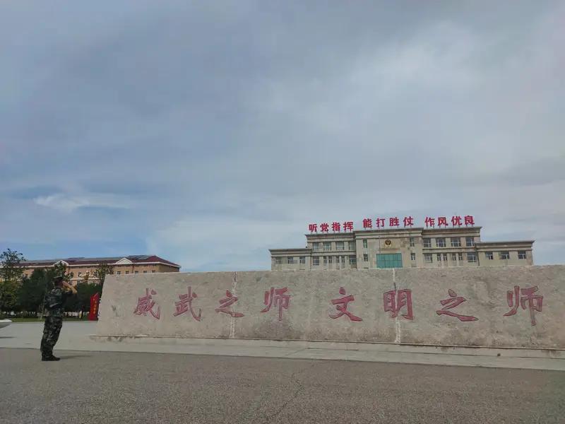 2014年9月，一个17岁的吉林女孩王爽放下大学录取通知书，选择穿上军装。10年