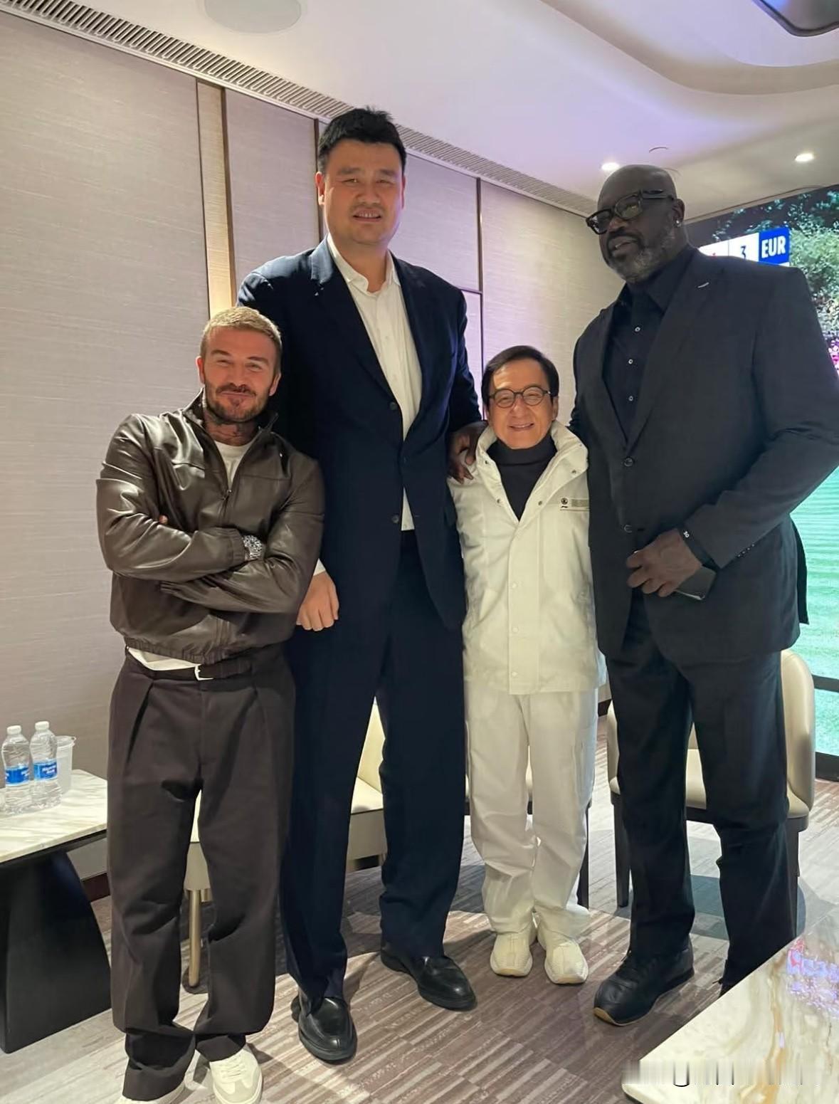 谁能想到有一天能看到姚明、成龙、奥尼尔、贝克汉姆同框？！这波跨领域、跨身高的梦幻