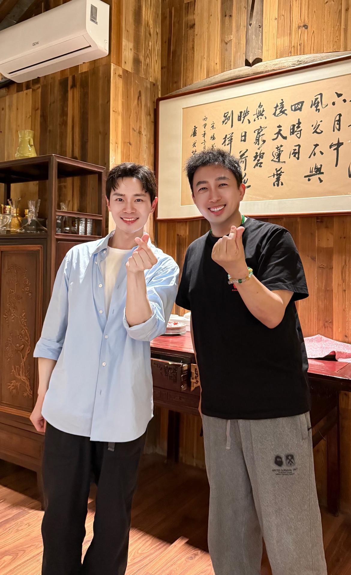 于正和曹骏合影，一个牙齿上粘了辣椒，一个比心是手指捏上而不是错开。还别说于正和曹