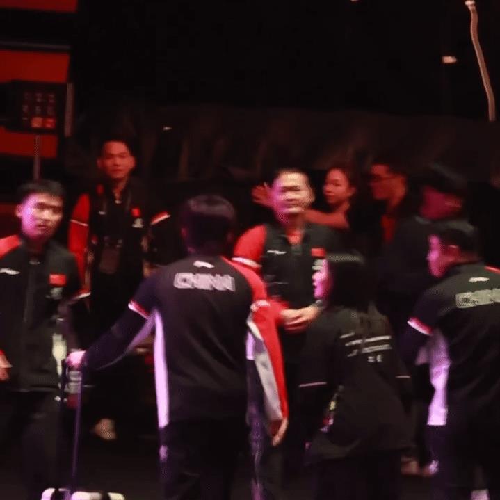 王楚钦夺冠之后第一波庆祝的人大合照