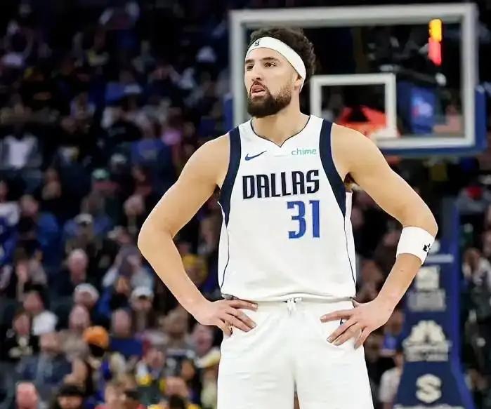 太拉胯！独行侠111-132不敌雷霆，这2位球员必须为输球负责！1.戴维斯