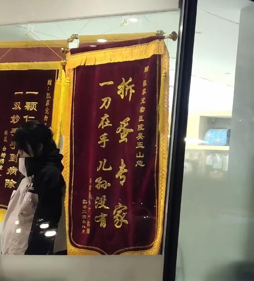 狗走到门口就要骂两句再走