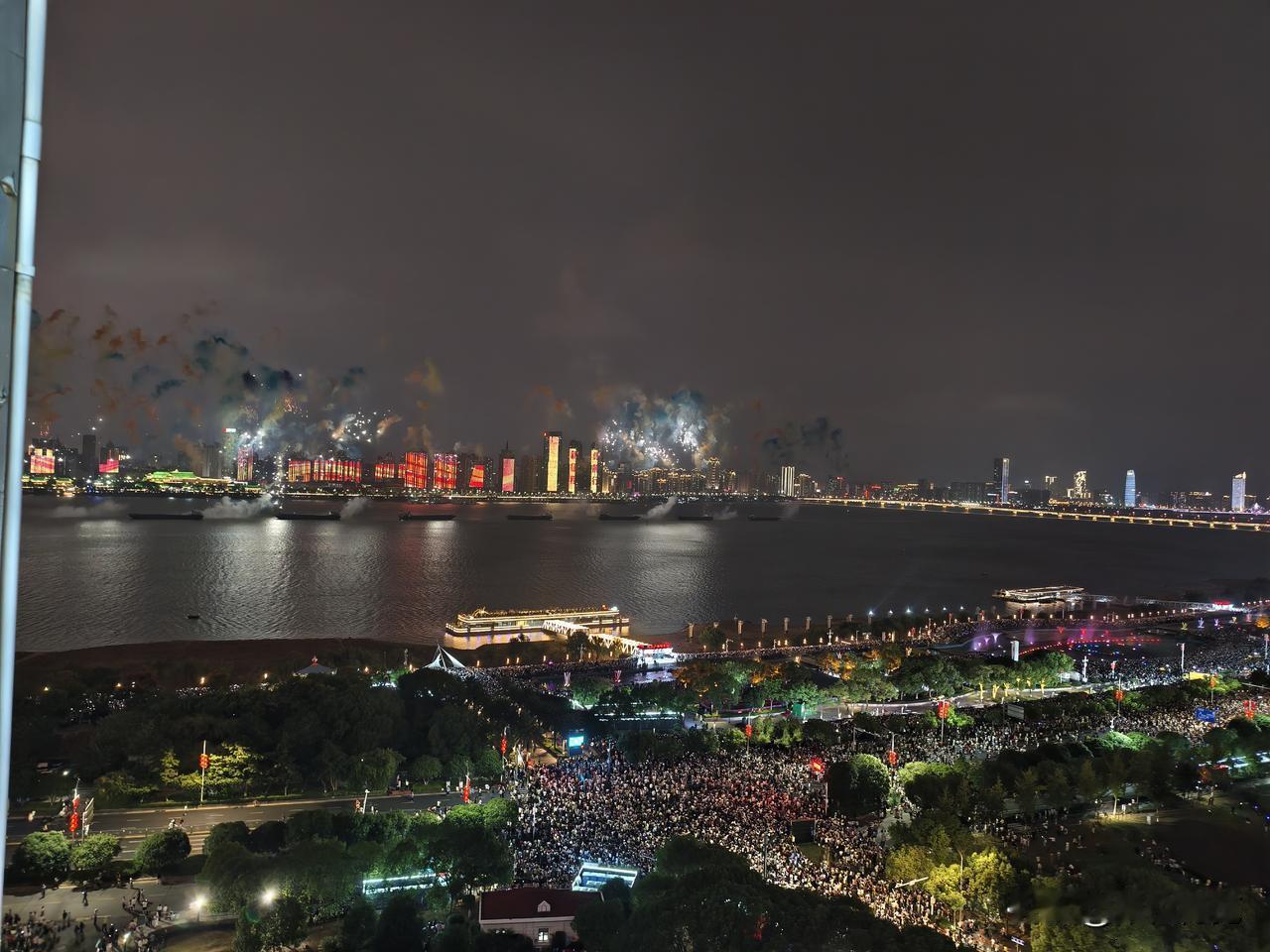 原中央党校副校长王东京曾经精辟地总结过中国官场的三大定律。第一定律：地方越穷