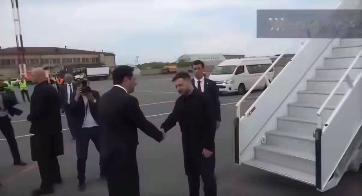 乌克兰总统泽连斯基前脚访问阿塞拜疆，和阿塞拜疆签署了一些合作协议，现在泽连斯基又