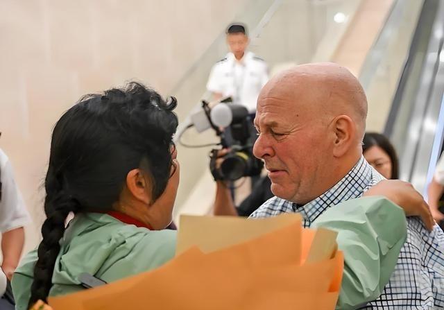 殷玉珍被美国记者称作超级英雄，26年重逢，5万棵树见证跨国善意2026年8月2