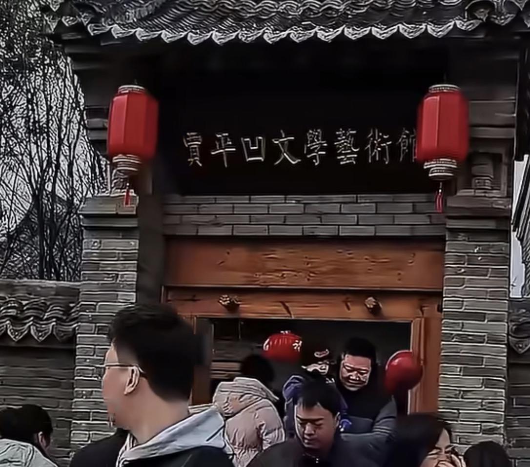 虽然王朔也有争议，但是对付贾平凹还真就得王朔那大毒嘴！听说贾平凹给自己修了1