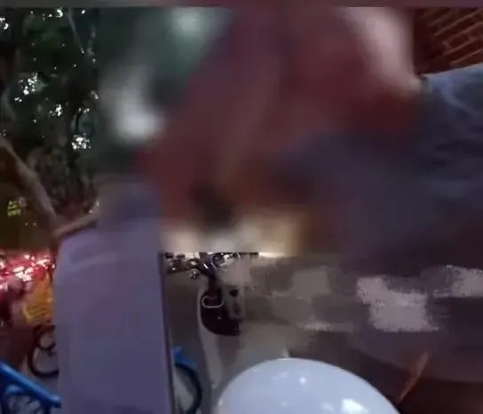 “这件事引发不少讨论！”9月7日，上海，一女子趁车流等红绿灯时，骑着电瓶车横穿马路，一辆正常直行的电