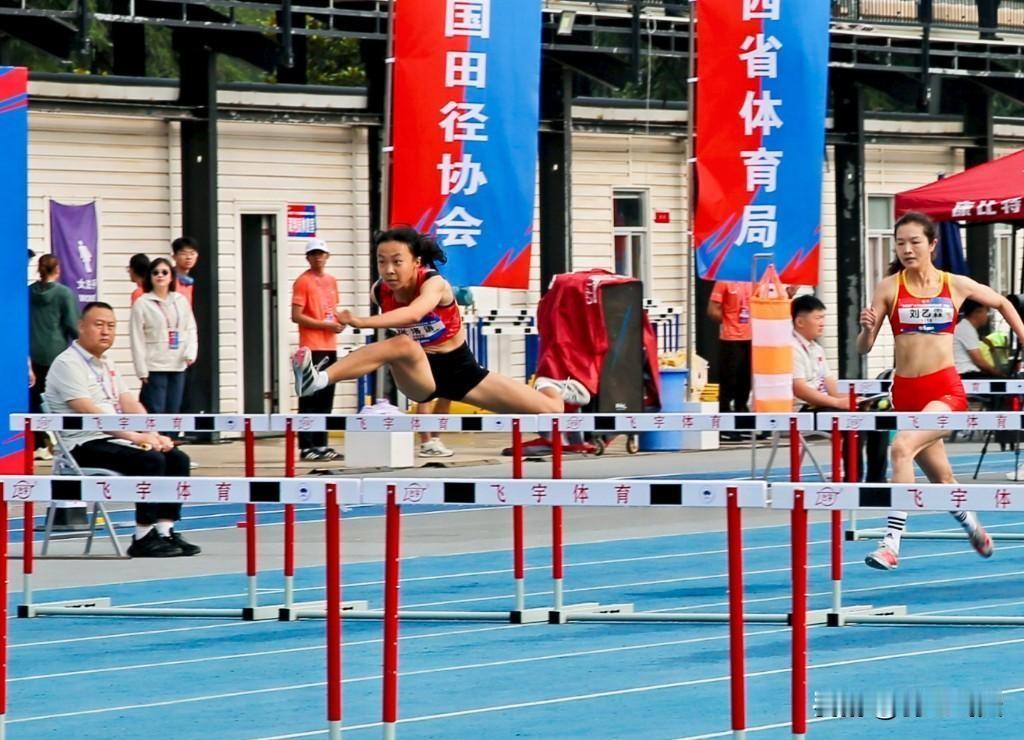 13岁的张洛语还能跑得更快在今年6月初举行的全国中学生田径锦标赛上，13岁的小